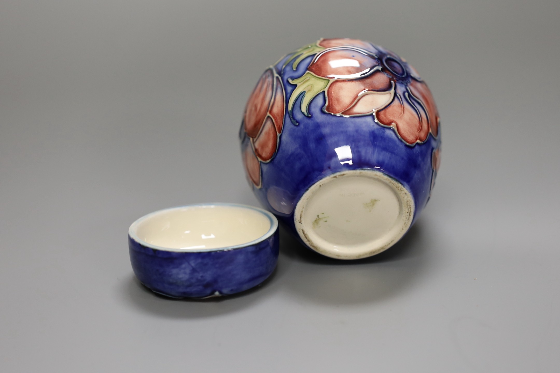 A small Moorcroft anenome ginger jar and cover, 10cm